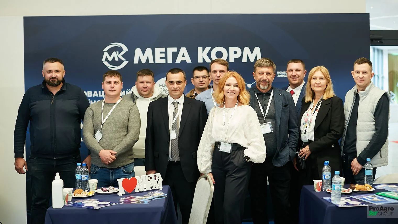 Мега Корм — команда на виставковому стенді з продукцією для тваринництва