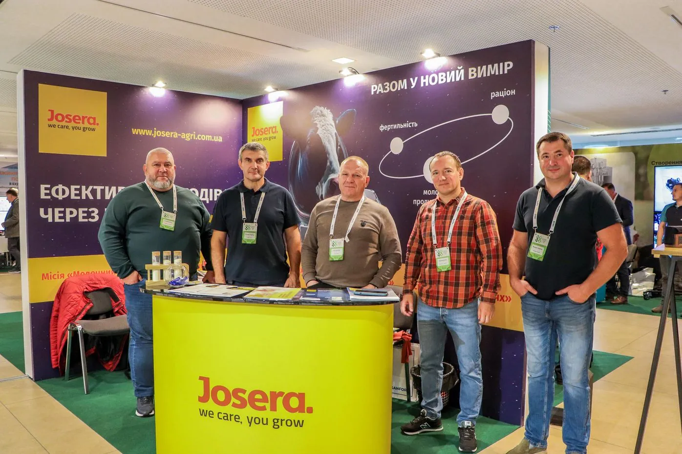 Josera — стенд з кормами для тварин, команда представників компанії
