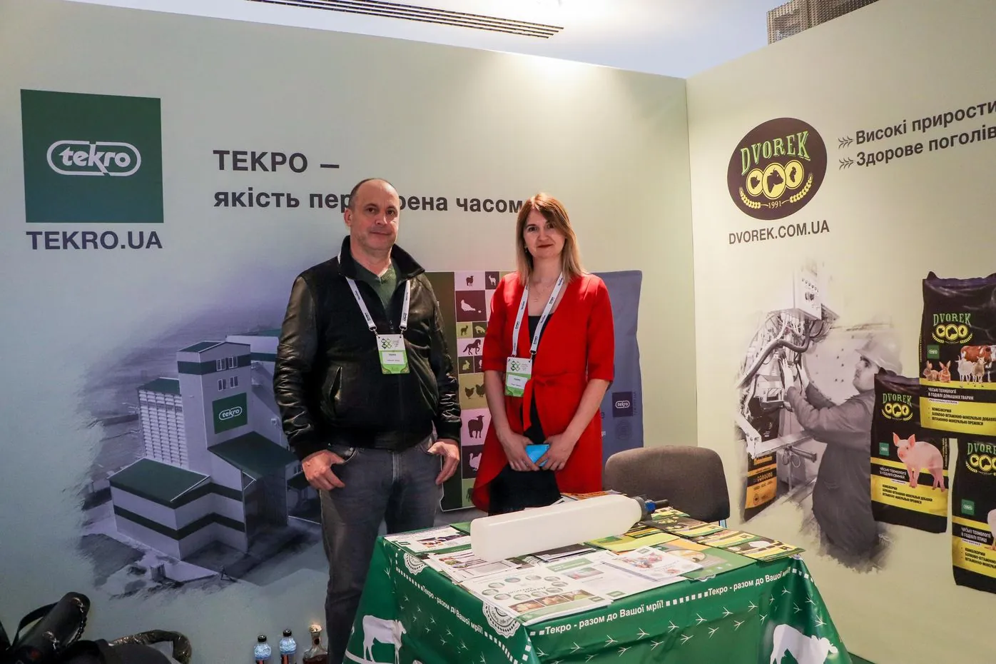 Tekro — стенд із продукцією для годівлі тварин, два представники компанії