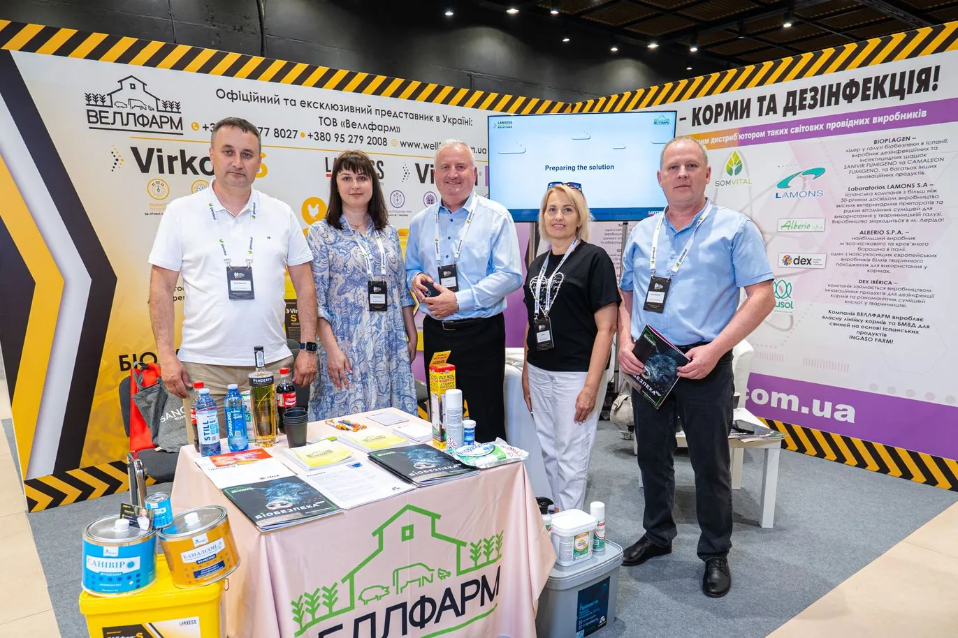 Virkon та інші бренди — стенд з дезінфекційними засобами та кормами, команда фахівців