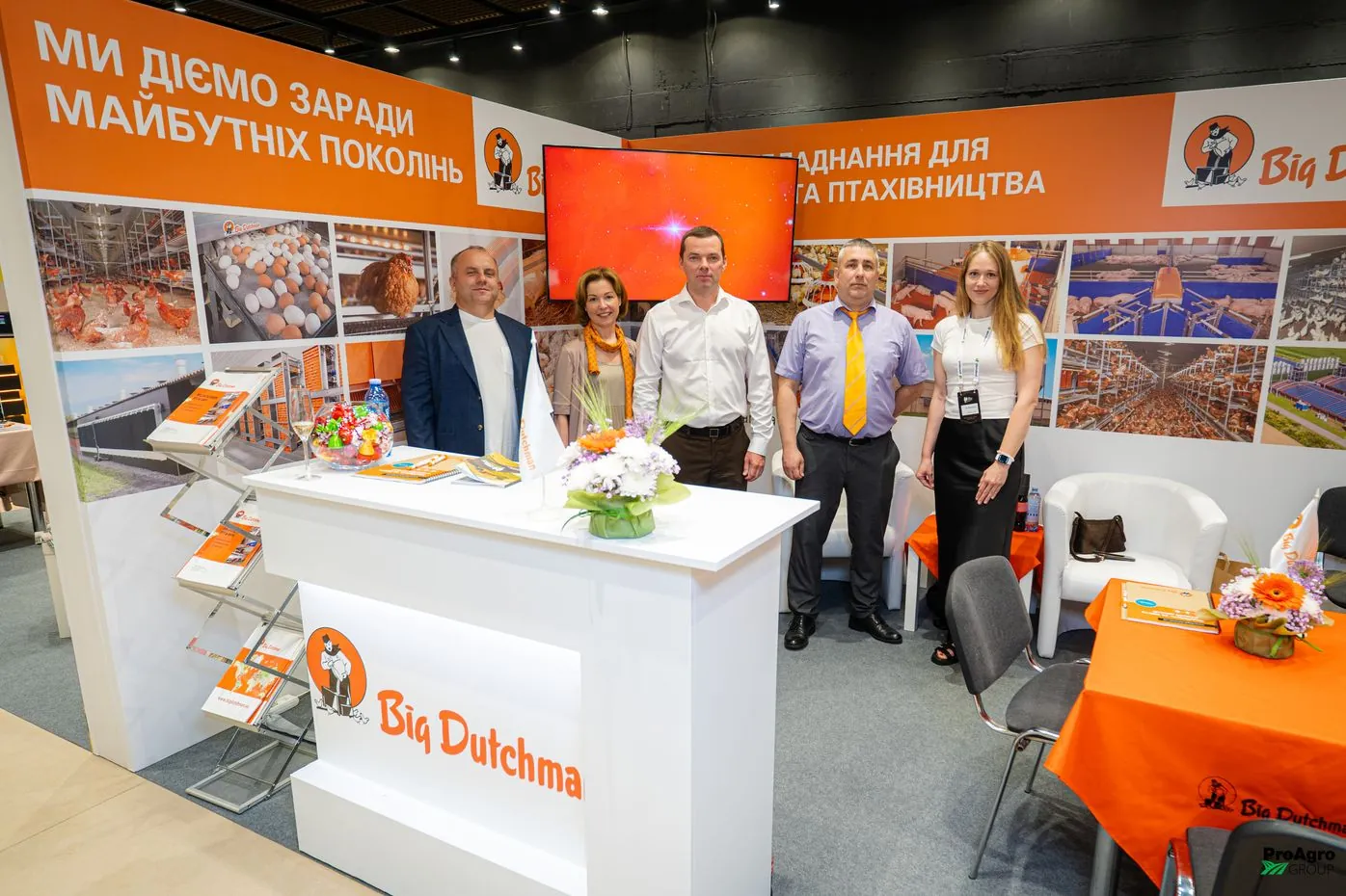 Big Dutchman — стенд з обладнанням для птахівництва, команда представників