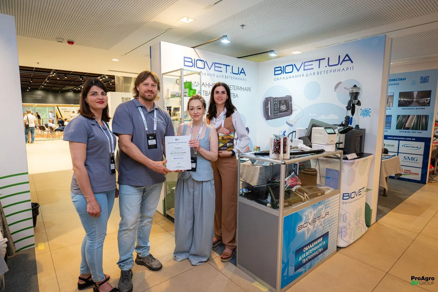 Biovetua — стенд з ветеринарними технологіями, команда з чотирьох людей