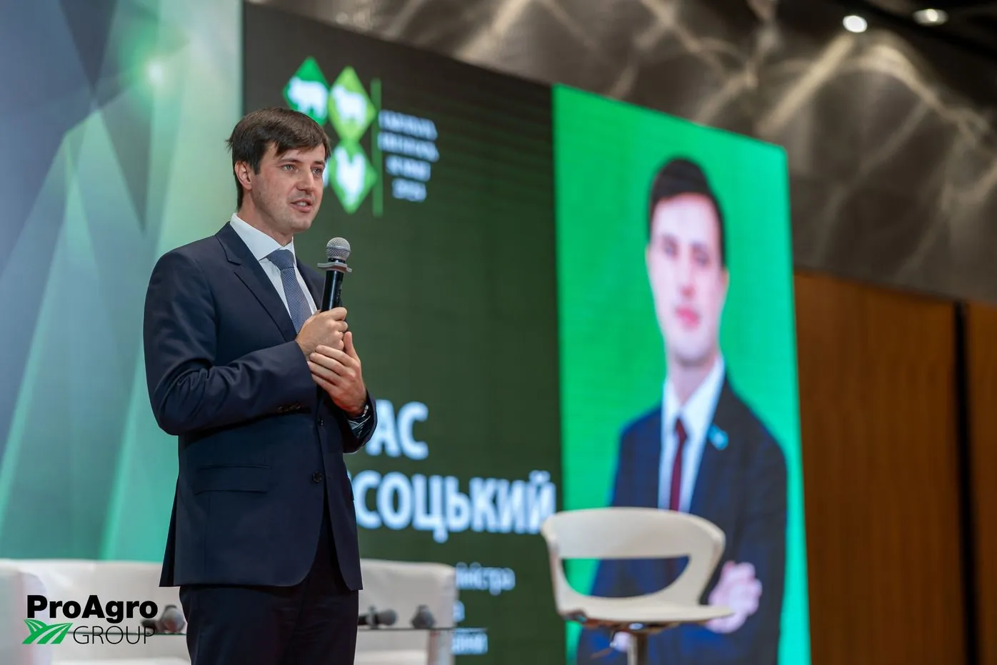иступ спікера під час Ukrainian Livestock Summit 2024, крупний план екрана з фото