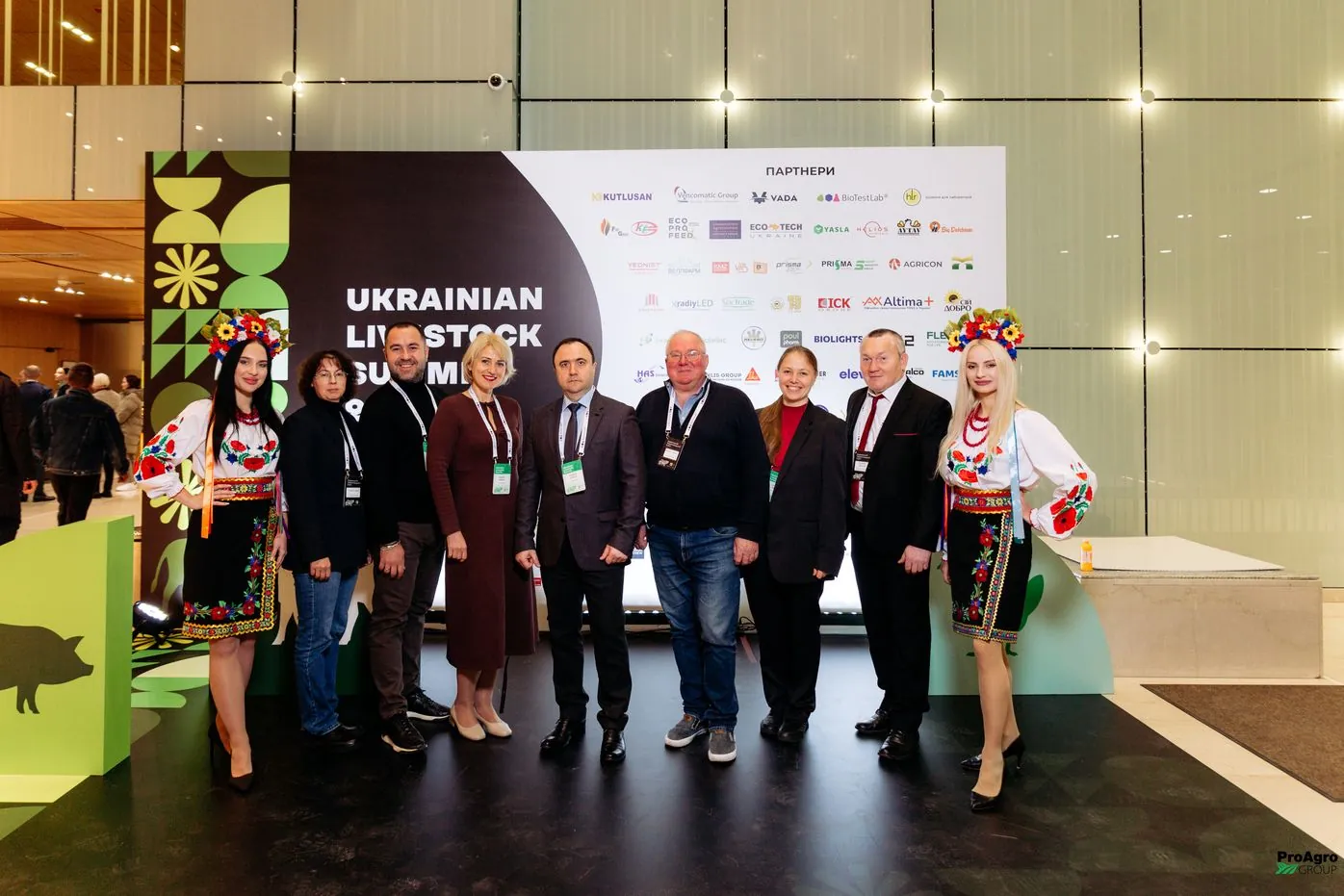 Групове фото учасників і спікерів на Ukrainian Livestock Summit 2024 на червоній доріжці